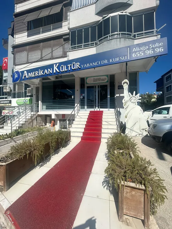 Şube girişi ve Özgürlük Heykeli